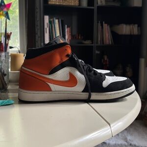 Air Jordon One Retro Shattered Backboard Black and Orange High-Top Sneakers
